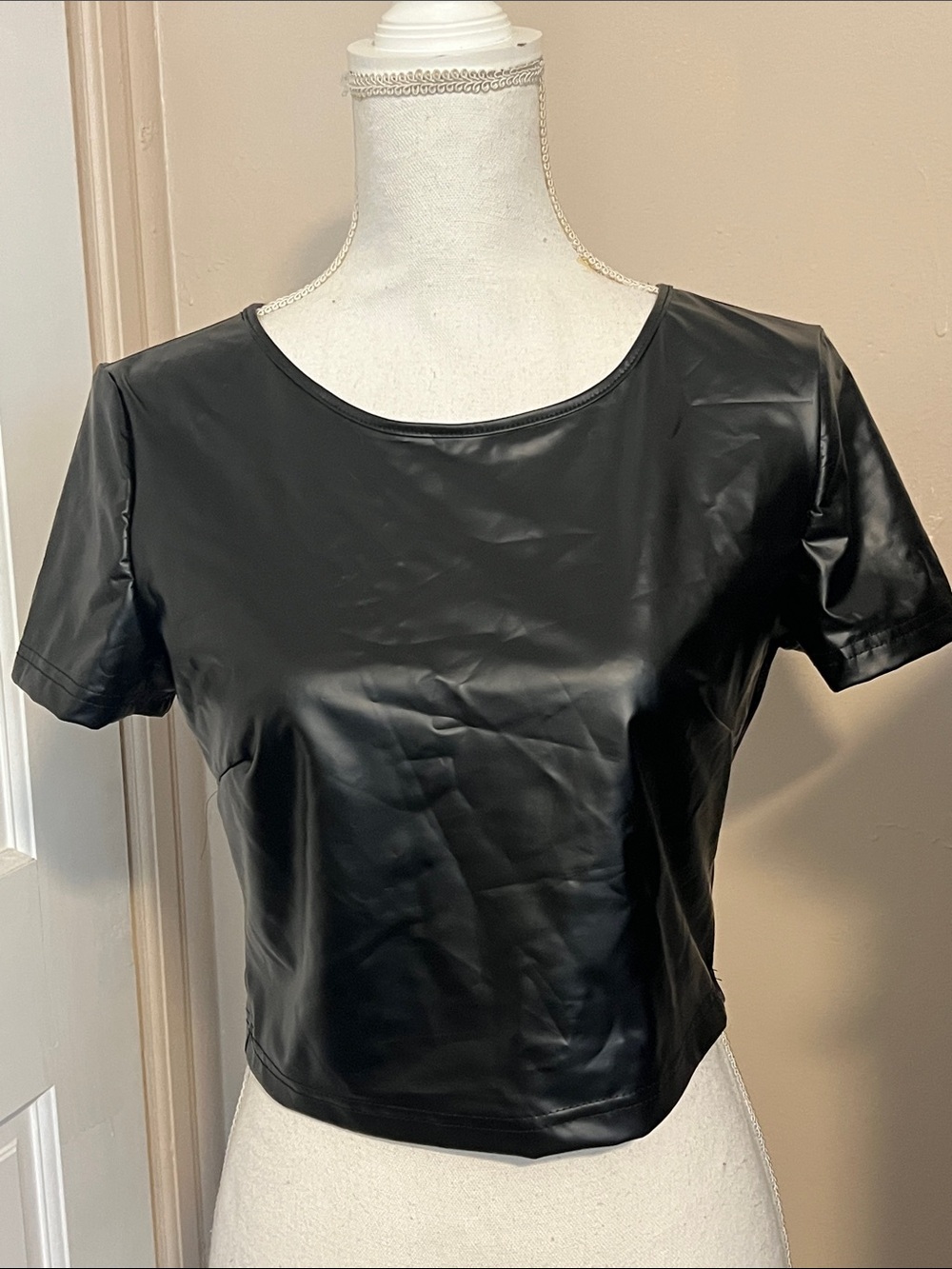 SHEIN Black Faux Leather Short Sleeve Crop Top